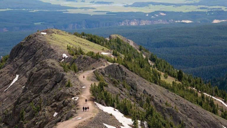 Best 2-Day Yellowstone Vacation Itinerary